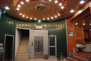 eine Treppe in einem Gebäude mit einer Decke mit Beleuchtung in der Unterkunft OTEL AMİLLER in Erzurum