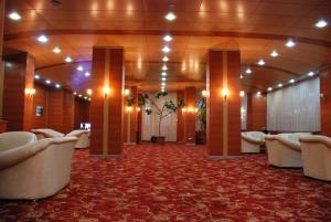 A seating area at OTEL AMİLLER