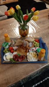 ein Teller mit Essen auf einem Tisch mit Blumen in der Unterkunft Room in SPA " TABARKA " in Spa