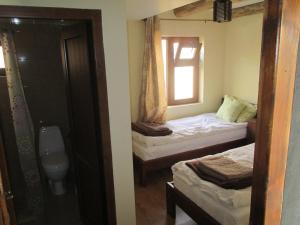 Un pat sau paturi într-o cameră la Guesthouse Lasharai