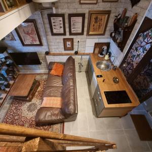 an overhead view of a kitchen with a couch and a sink at La cabane des sorciers in Liévin