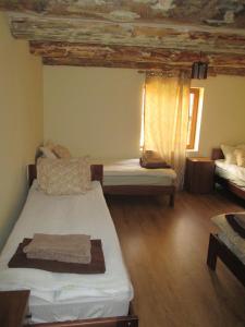 Un pat sau paturi într-o cameră la Guesthouse Lasharai