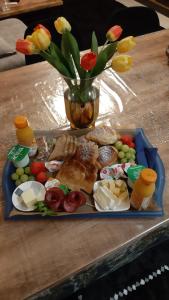 un piatto di cibo su un tavolo con fiori di Room De Lux SPA " TABARKA " a Spa