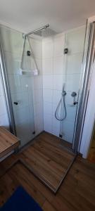 Ένα μπάνιο στο 4-Sterne zertifizierte Ferienwohnung Festung zu Ketghe - Nähe Koblenz für Urlaub und Arbeit