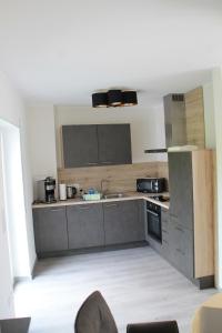 Η κουζίνα ή μικρή κουζίνα στο 4-Sterne zertifizierte Ferienwohnung Festung zu Ketghe - Nähe Koblenz für Urlaub und Arbeit