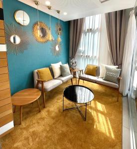 sala de estar con sofá y mesa en Residhome Asnieres, en Asnières-sur-Seine