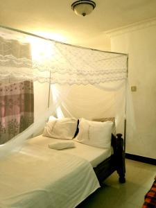 A bed or beds in a room at Macarela Inn