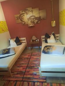 2 Betten in einem Zimmer mit einem Teppich in der Unterkunft Home&Classic - Alte Werkstatt in Effelder