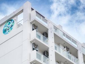 un edificio blanco con un logotipo en su lado en Glory island okinawa SOBE en Naha