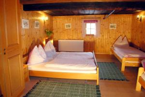 HüttschlagにあるAlmliesl HUET-136のベッドと窓が備わる小さな客室です。