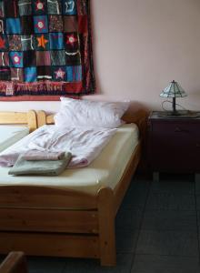 Una cama con sábanas blancas y almohadas en un dormitorio en Haus mit Garten (neben National Park Eifel), en Hürtgenwald