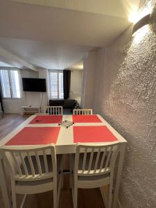 a dining room table and chairs in a room at Studio Neuf Climatisé Centre Ville #6 in Toulon