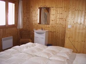 Posteľ alebo postele v izbe v ubytovaní Spacious comfortable chalet close to the ski lifts for 8 persons