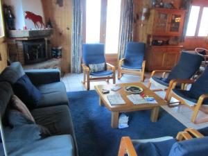 Posedenie v ubytovaní Spacious comfortable chalet close to the ski lifts for 8 persons
