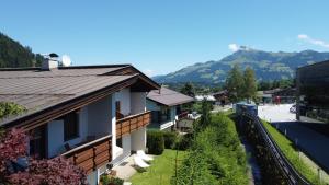 uma vista para uma estação ferroviária com montanhas ao fundo em Fleckalm Chalets em Kirchberg in Tirol
