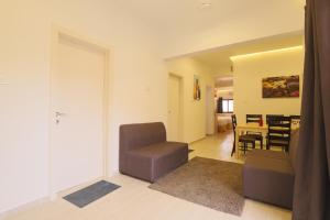 sala de estar con silla y mesa en 24 Gold Hotel, en Dubái