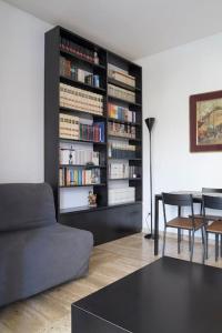 a living room with a book shelf filled with books at CASA KIKA Comoda, Luminosa e Accogliente in Milan
