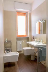 a bathroom with a sink and a tub and a toilet at CASA KIKA Comoda, Luminosa e Accogliente in Milan