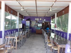 SUN SHINE RESORT餐厅或其他用餐的地方