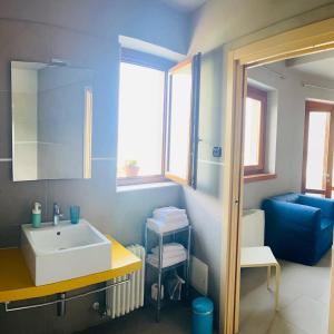 Ванна кімната в Vela di Soleville camere con e senza vista lago con ristorante & pizzeria