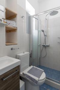 uma casa de banho com um chuveiro, um WC e um lavatório. em Anchorage em Adamas