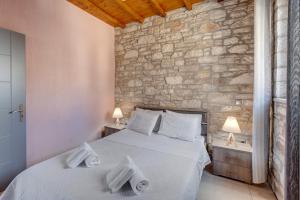 Posteľ alebo postele v izbe v ubytovaní TAKIS GUESTHOUSE- Laoura-HERMOUPOLIS