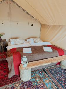 Giường trong phòng chung tại Naturlig på Korsgården Glamping