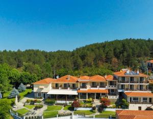 uma vista aérea de uma grande casa com telhados laranja em Philoxenia Hotel em Paranesti