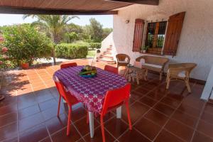 Galeriebild der Unterkunft Villa Paolina, private pool, large shady patio, bbq in Calasetta