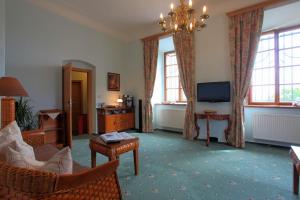 TV a/nebo společenská místnost v ubytování Questenberg Hotel