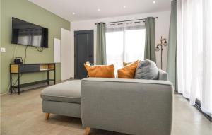 Μια τηλεόραση ή/και κέντρο ψυχαγωγίας στο Stunning Home In Vallon-Pont-D'arc