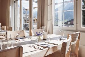 a dining room with a table with wine glasses at Medelina in Curaglia