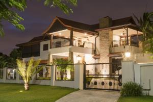 Five Burnham Guest House في ديربان: منزل في الليل مع إضاءته
