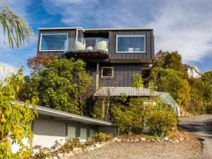 凱特里特里的住宿－Roydon's Flat - Kaiteriteri Downstairs Unit，山边的房子