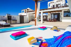 een zwembad met twee kussens op de grond naast een huis bij Villa Pedro in Playa Blanca