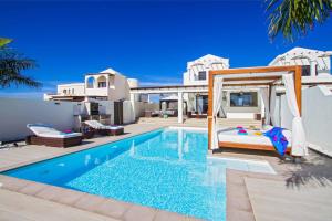een villa met een bed en een zwembad bij Villa Pedro in Playa Blanca