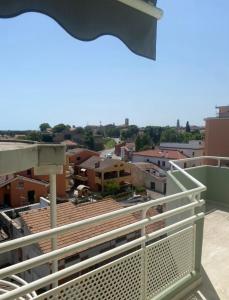 een balkon met uitzicht op de stad bij Atiko in Fano