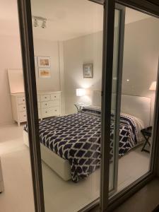 een slaapkamer met een bed en een spiegel bij Atiko in Fano