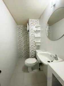 ป็อปปูล่าคอนโด เมืองทองธานี ใกล้ Impact 酒店 公寓 في Thung Si Kan: حمام ابيض مع مرحاض ومغسلة
