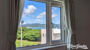 una ventana con vistas al océano en 【KouriGarden】古宇利島の海と緑と星を眺める一棟貸切別荘ヴィラ, en Nakijin
