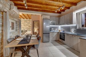 Kuchyňa alebo kuchynka v ubytovaní TAKIS GUESTHOUSE- Laoura-HERMOUPOLIS