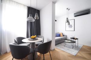 sala de estar con mesa, sillas y sofá en 11 11 Apartment Zadar en Zadar
