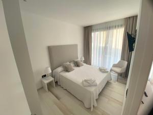 Łóżko lub łóżka w pokoju w obiekcie AZAHAR BEACH Red Apartments & Spa