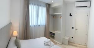 Łóżko lub łóżka w pokoju w obiekcie AZAHAR BEACH Red Apartments & Spa