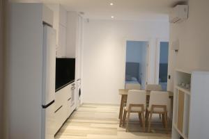 Telewizja i/lub zestaw kina domowego w obiekcie AZAHAR BEACH Red Apartments & Spa