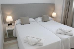 Łóżko lub łóżka w pokoju w obiekcie AZAHAR BEACH Red Apartments & Spa