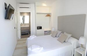 Łóżko lub łóżka w pokoju w obiekcie AZAHAR BEACH Red Apartments & Spa