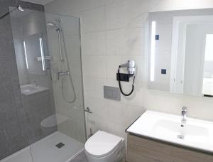 łazienka z prysznicem, toaletą i umywalką w obiekcie AZAHAR BEACH Red Apartments & Spa w mieście Alcossebre