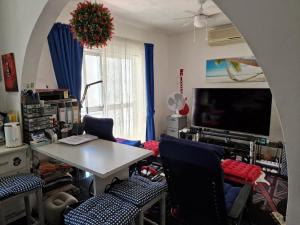 Televisyen dan/atau pusat hiburan di Modern confortable room for 1 Person only in a shared flat close to beach