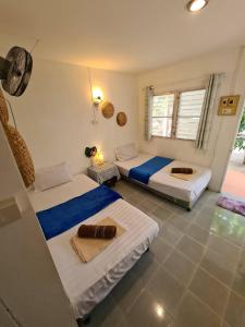 Postel nebo postele na pokoji v ubytování Phangan Villa Bungalows